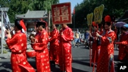 资料照：中国传统结婚送亲队伍出现在北京街头。（2010年9月12日）