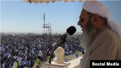 遜尼派伊瑪目莫拉維·阿卜杜勒·哈米德 2023 年 4 月 21 日在伊朗扎黑丹開齋節祈禱。