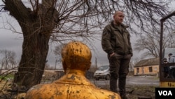 負責恰索夫亞爾行政管理的德米特裡耶夫。(2023年4月3日，美國之音博夏特拍攝)