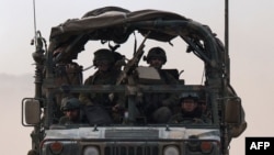 一輛載有以色列士兵的軍車在以色列和加沙的邊境附近行駛。（2024年2月12日）
