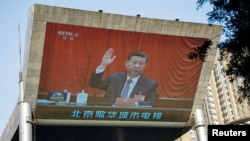 北京街头大型电子屏幕播放中共领导人习近平出席中共20届三中全会的电视图像。（2024年7月18日）