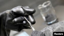 资料照片：2022年5月18日，在德国萨尔茨吉特的大众汽车电池生产试验线上使用的石墨粉。（路透社照片）