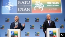 北約秘書長斯托爾滕貝格（左）和立陶宛總統吉塔納斯·納塞達在立陶宛首都維爾紐斯舉行北約峰會前與媒體見面。(2023年7月10日)