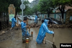 北京居民開始清理被洪水淹沒的街道。（2023年8月1日）