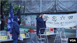 來自香港的KO和來自中國的大陸的Ashley(化名)在波士頓六四34週年紀念活動上。 （VOA記者王平拍攝）