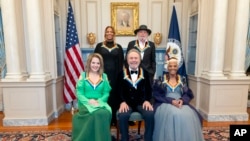 從左到右順時針方向，2023 年肯尼迪中心獲獎者奎因·拉提法(Queen Latifah)、巴里·吉布(Barry Gibb)、蕾妮·弗萊明(Renee Fleming)、比利·基斯度(Billy Crystal) 和迪翁·沃里克(Dionne Warwick) 於2023年12月2日在華盛頓舉行的肯尼迪中心榮譽晚宴後在國務院合影留念。