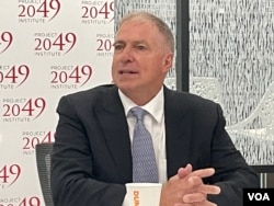 美國退役海軍陸戰隊上校紐瑟姆在2049項目研究所談新書《當中國攻擊時》。 （2023年3月29日，美國之音鍾辰芳拍攝）