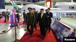 朝鲜领导人金正恩与俄罗斯国防部长绍伊古参观朝鲜为纪念韩战70周年而举行的一个军备展。（2023年7月27日）