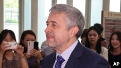 ເອກອັກຄະລັດຖະທູດຣັດເຊຍ ປະຈຳເກົາຫຼີໃຕ້ ທ່ານຈໍຈີ ຊີໂນວີບ ເດີນທາງໄປຮອດກະຊວງການຕ່າງປະເທດຂອງເກົາຫຼີໃຕ້ ໃນນະຄອນຫຼວງໂຊລ, ວັນທີ 21 ມິຖຸນາ 2024. 