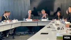 台湾民众党主席、前台北市长柯文哲(（左4）与美台商业协会举行会谈，左3为美台商业协会会长韩儒伯。（2023年4月17日，美国之音锺辰芳拍摄）