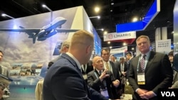 台灣海軍司令唐華上將(左2）與通用原子航空系統代表討論MQ-9B空中衛士無人機功能。 (2024年4月8日，美國之音鍾辰芳拍攝)