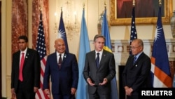 資料照片：美國國務卿安東尼·布林肯在美國國務院會見了帕勞總統小蘇蘭格爾·惠普斯、密克羅尼西亞總統戴維·帕努埃洛和馬紹爾群島總統戴維·卡布阿。(2022年9月29日)