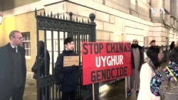 香港示威者在倫敦香港經貿辦農曆新年酒會會場外抗議