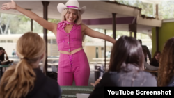 美國電影《芭比》在YouTube上的視頻截圖