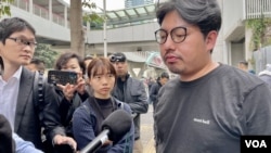 社民連內務副主席余煒彬接受傳媒訪問時，有便衣警察在後方近距離拍攝。(美國之音/湯惠芸)