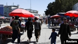 资料照片：2021年9月17日，塔利班士兵走在阿富汗喀布尔的一条街道上。（路透社照片）
