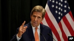 美國氣候特使克里與中國國家副主席韓正在北京舉行會談後在記者會上致詞。（2023年7月19日）