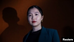 被香港當局通緝的香港民主委員會(HKDC)執行總監郭鳳儀在美國華盛頓接受路透社採訪。（2023年7月10日）