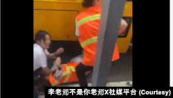 資料照：蘇州日本人學校校車攻擊事件現場，被刺傷的乘務員倒地。 （圖片來自部落客「李老師不是你老師」X社媒平台影片截圖）