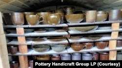 ເຄື່ອງປັ້ນດິນດິນເຜົາບາງສ່ວນ ຈາກສູນຫັດຖະກໍາເຄື່ອງປັ້ນດິນເຜົາ, ບ້ານຈ່າຍເໜືອ, ເມືອງຈອມເພັດ, ຫຼວງພະບາງ. (ຂໍ້ມູນພາບ ຈາກເຟສ໌ບຸກສູນຫັດຖະກໍາເຄື່ອງປັ້ນດິນເຜົາ).