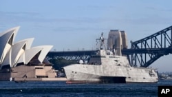 美国海军第30艘濒海战斗舰、“独立”级濒海战斗舰的15号舰“堪培拉”号（USS Canberra，LCS-30）驶过悉尼歌剧院抵达澳大利亚皇家海军舰队基地。(2023年7月18日)