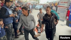 ຊາວປາເລັສໄຕນ໌ ທີ່ໄດ້ຮັບບາດເຈັບຈາກການໂຈມຕີຂອງອິສຣາແອລ ຖືກນຳສົ່ງໄປໂຮງໝໍ Nasser ໃນເມືອງ ຄານ ຢູນິສ ທາງພາກໃຕ້ຂອງເຂດກາຊາ ໃນວັນທີ 7 ທັນວາ 2023.