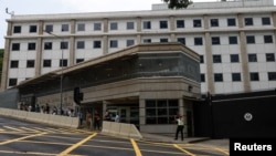 美國駐香港領事館遭塗鴉被清洗後，一名保安站在領事館大門外。（2023年6月13日）