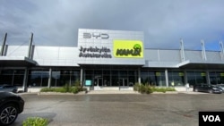 芬兰中部城市于韦斯屈莱(Jyväskylä)一个汽车市场的比亚迪广告。（2024年6月13日）