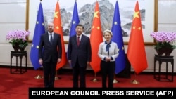 中国国家主席习近平与欧盟委员会主席乌尔苏拉·冯德莱恩（右）和欧洲理事会主席夏尔·米歇尔（左）在北京举行会晤。（2023年12月7日）