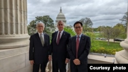 美國眾議院台灣連線共同主席馬裡奧·迪亞茲-巴拉特(中)與台灣在野黨中國國民黨副主席夏立言(左)、國民黨駐美代表秦日新在國會山合影。 (2024年4月11日，國民黨提供)