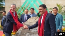 美國駐印度大使埃里克·加塞蒂（Eric Garcetti）訪問中印邊境的印度阿魯納恰爾邦與首席部長白瑪堪卓（Pema Khandu）握手。 （2023年11月29日）