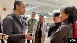 香港民主派政黨社民連3名正副主席（右起）陳寶瑩、余煒彬、周嘉發，2月27日早上準備到政府總部外，就23條立法示威及提交意見書，被數十名便衣警員在金鐘地鐵站外截查。(美國之音/湯惠芸)