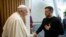 Папа Франциск и Владимир Зеленский во время встречи в Ватикане (архивное фото VATICAN MEDIA / AFP).