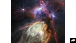 美国航空航天局的韦伯太空望远镜拍摄的恒星诞生的照片。（2023年7月12日） 