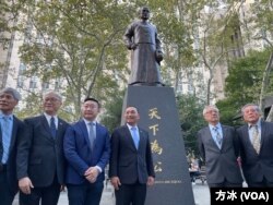 台湾总统大选国民党参选人侯友宜在纽约哥伦布关于拜谒孙中山铜像后与纽约中华公所主席曾维康（左三）和国民党副主席夏立言（左二）及侨领一起合影。（方冰拍摄）