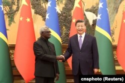 中國領導人習近平在北京人大會堂會見到訪的所羅門群島總理索加瓦雷。 （2023年7月10日）