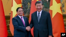 2023年6月27日越南總理范明正(左)在北京會晤中國國家主席習近平