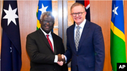 澳大利亞總理阿爾巴尼斯在堪培拉會晤到訪的南太平洋島國所羅門群島總理索加瓦雷。（美聯社2022年10月6日）