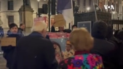 衛奕信與鄧蓮如參加香港經貿辦酒會時遇到在場示威者抗議