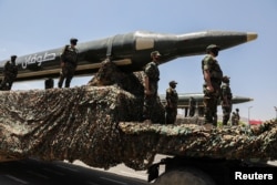 ຮູຕີສະຫຼອງວັນຄົບຮອບການຢຶດອຳນາດໃນນະຄອນຊານາອາ ຂອງເຢເມນ ດ້ວຍການສວນສະໜາມທາງດ້ານທະຫານ ໂດຍນຳເອົາລູກສອນໄຟຂີປະນາວຸດອອກມາສະແດງໃຫ້ເຫັນເມື່ອວັນທີ 21 ກັນຍາ 2023. (Khaled Abdullah/Reuters)