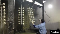 资料照：中国广东省惠州的一个灯厂的工人在作工。（2015年4月13日）