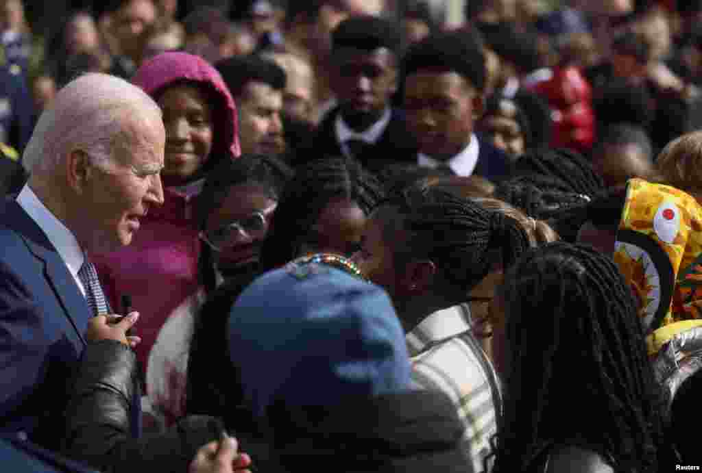 Biden, quien este lunes celebraba -además- su 81 cumpleaños, saluda a los estudiantes que observaron la ceremonia entre el público.