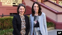 资料照 - 2020年2月28日，澳大利亚新南威尔士州前州长格拉迪斯·贝雷吉克利安（Gladys Berejiklian）同时任新西兰总理的杰辛达·阿德恩（Jacinda Ardern）在悉尼的澳大利亚议会前合照留念。照片左边的是格拉迪斯·贝雷吉克利安。