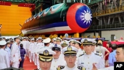 台灣高雄造船廠內一隊海軍官兵出席台灣首艘自製潛艦「海鯤號」下水暨命名典禮。（2023年9月28日）