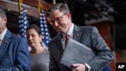 众议院议长约翰逊在国会山举行记者会后离开现场。(2024年2月14日)