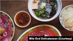 紐約布魯克林的Mile End Delicatessen餐廳每年在聖誕夜和聖誕節提供特別菜單，以中餐為特色，並帶有一些猶太熟食風味。
