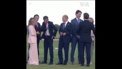 七国集团领导人观看意大利伞兵举各国国旗跳伞表演 