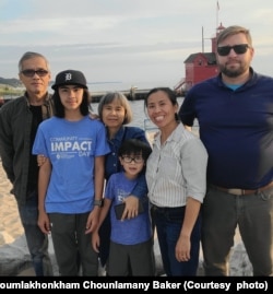 ຄອບຄົວຂອງຍານາງຕຸ້ມລະຄອນຄຳ ຈຸນລະມະນີ ເບກເກີ ພ້ອມດ້ວຍພໍ່ແລະແມ່.