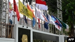 资料照片：印度尼西亚大选委员会雅加达办公室悬挂的印尼政党旗帜。(2023年11月13日）