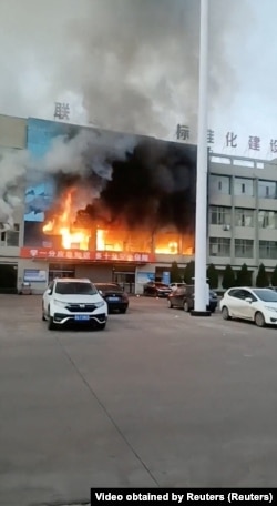 中國社媒平台發布影片顯示山西呂梁永聚煤礦聯建大樓起火。 （2023年11月16日）。